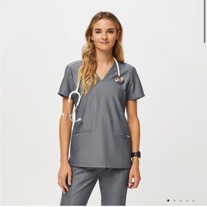 FIGS Women’s Casma Three-Pocket Scrub Top in Graphite Size XXS